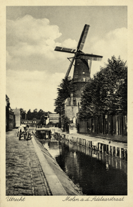 4142 Gezicht op de Gruttersdijk en de Oosterstroom te Utrecht met op de achtergrond de molen Rijn en Zon (Adelaarstraat).